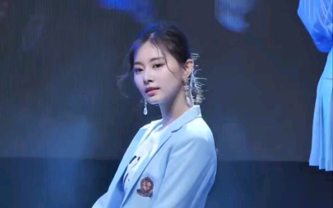 Chỉ cần buộc tóc của cô ấy lên là có thể khiến mọi người kinh ngạc