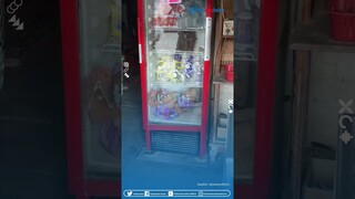Random Banget! Hidup Lagi Cape-Capenya Malah Ketemu Bocil Ngadem di Kulkas Warung