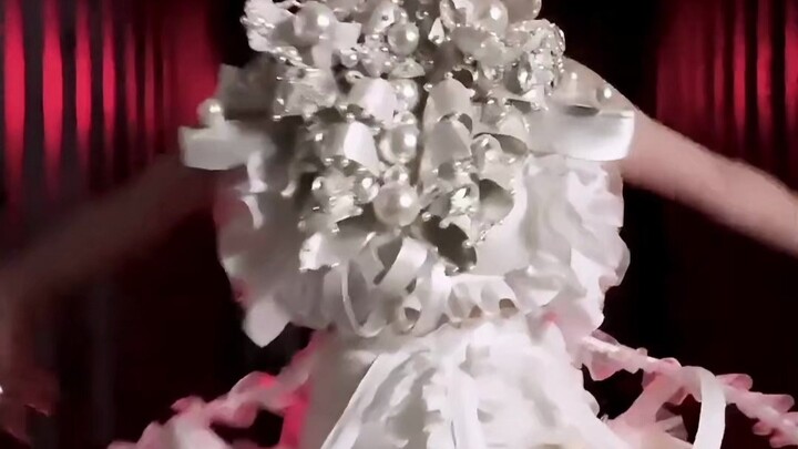 Grup cewek berubah jadi grup campuran cowok-cewek, lalu secara terbuka mengizinkan para anggota menj