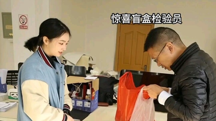 Lãnh đạo muốn mười cây xúc xích nướng, nhưng tôi thấy xúc xích ủ rượu ngon hơn đấy!