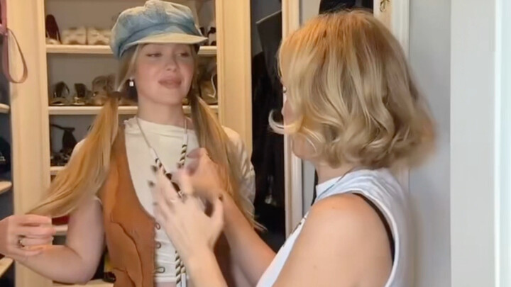 Mẹ hóa trang cho con gái theo phong cách thập niên 70