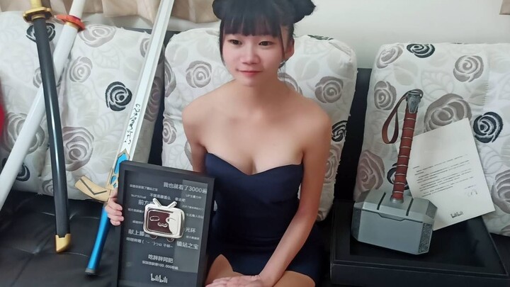 Girl Busks on the Street & Earns Bilibili’s 100K-Fan Mini Medal!