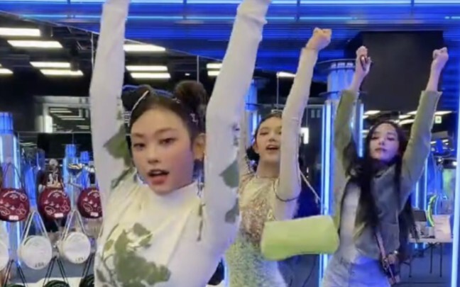 【NewJeans】If You Run Into Them at the Pop-Up Store: Attention! The 5 Whales Reach New Heights of Fun