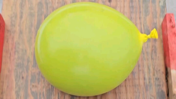 Lăn chai xuống núi dao – khoảnh khắc giải nén bùng nổ!