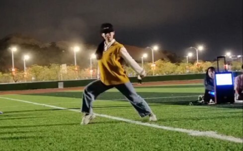 【SEVENTEEN】Da Yikala danced "HIT" and "Rock with you" in the playground. It turns out that dancing t