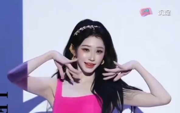 بدأت البث الجماعي بتقليد تشانغ يوانينغ… هذه الإطلالة التجميلية تشبهها حقًا! تقليد تشانغ يوانينغ في أ