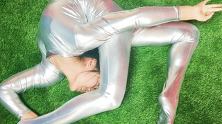 [Contortionist] Wuhu, almost fell into the water