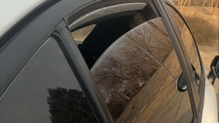 Mẹo hạ kính ô tô chỉ dân lái xe lâu năm mới biết! Học xong vừa tiết kiệm nhiên liệu lại vừa thoải má