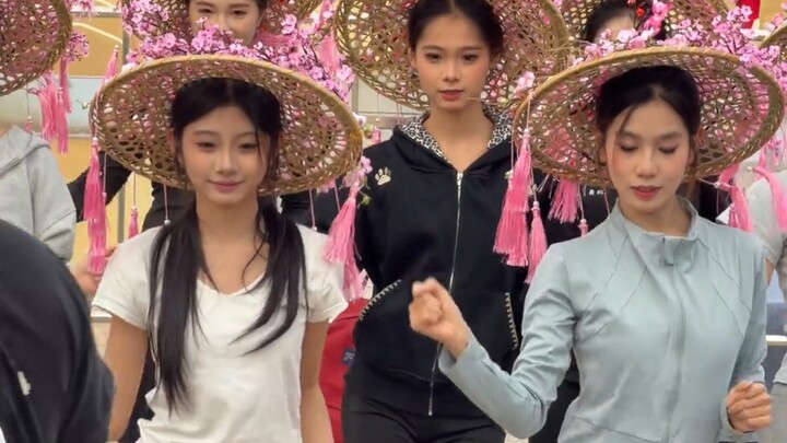 Meizhou Cheerleading Squad Square Dance Rehearsal