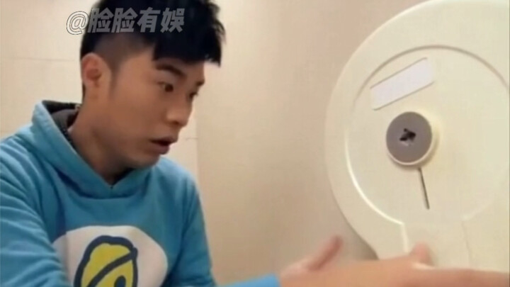 Đi vệ sinh mà không mang giấy thì phải làm sao? Bạn này xử lý cực đỉnh luôn!