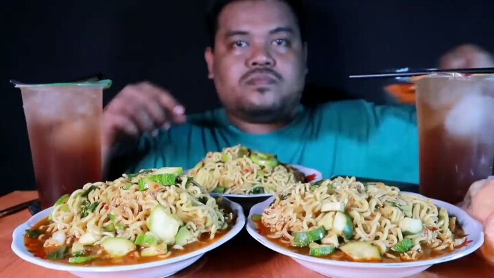 Mukbang mie nyemek enak gurih ada kuahnya dikit sama minum teh es manis