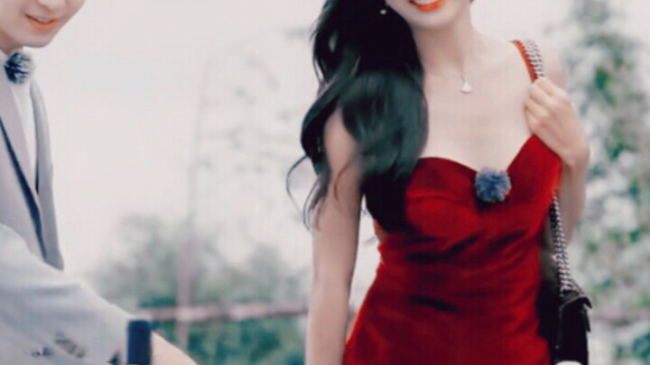 The red dress stuns the whole audience, is this the real-life version of Bei Weiwei?!