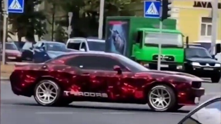 ฉันสงสัยว่าทำไมถึงไม่มีรถตู้สีดำ?