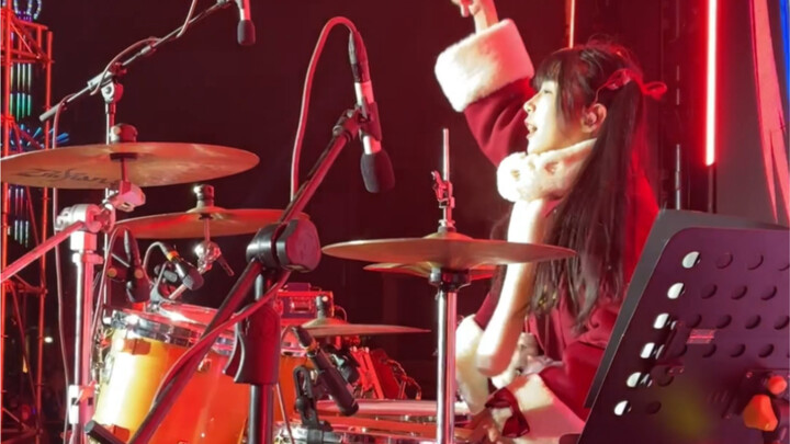 Tolong deh, drummer cewek itu susah banget buat nggak dicintai!!