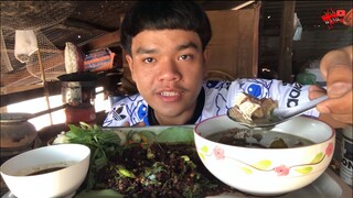 ก้อยดิบขมๆต้มเนื้อเปื่อยๆซดน้ำฮ้อนๆข้าวเหนียวตุ้ยก้อยดิบแซ่บคัก บรรยากาศเถียงนา