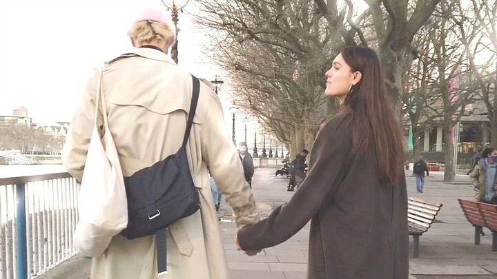 Sobat-sobat, pernah nggak ketemu “teman baik” yang tiba-tiba jadi super-ambigu dan nge-charge banget