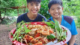 กิน ส้มตำปูปลาร้า ใส่หมึกกับมะขาม แซ่บๆ