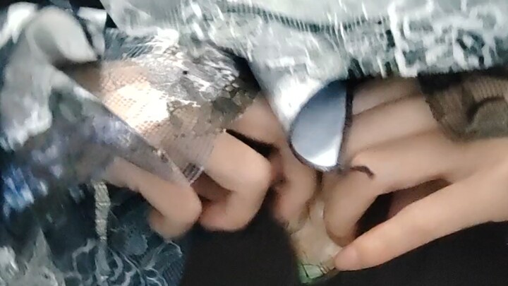 …มันก็แค่เรื่องหลอกลวง ไม่ต้องให้คนมาดูมากมายขนาดนั้นก็ได้ รู้สึกหงุดหงิดสังคมนิดหน่อย…