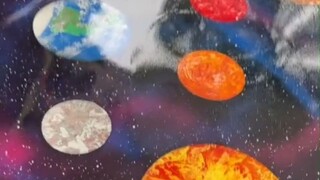 قبل المعلم تحدي مستخدمي الإنترنت ورسم النظام الشمسي على قطعة ورق فارغة