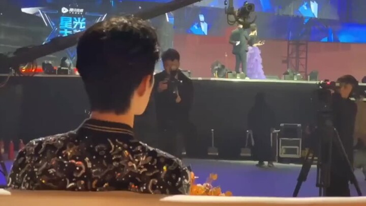 Xiao Zhan & Wang Yibo – Ternyata Kakak Nonton dari Balik Panggung saat Adik Menerima Penghargaan!