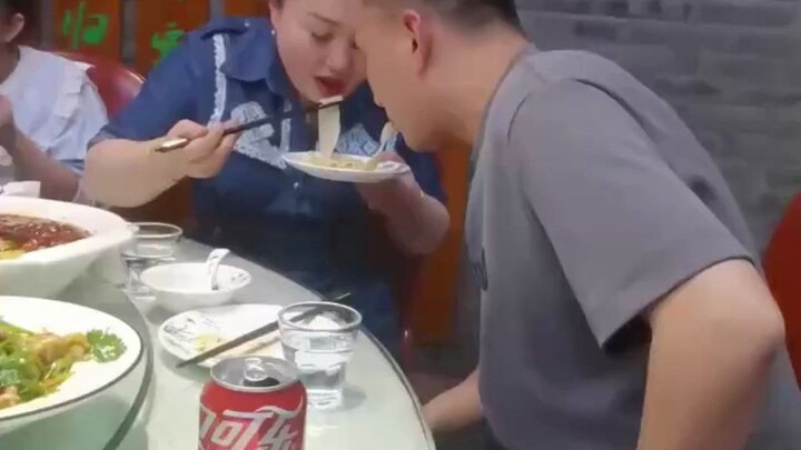 Đã vào đến dạ dày rồi mà vẫn cố lôi ra được.