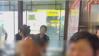 湖北襄阳。男子当街抚摸多名女性臀部，被围堵后扬言“警察来了 我还怕警察？”。古城派出所：人已经处理了。