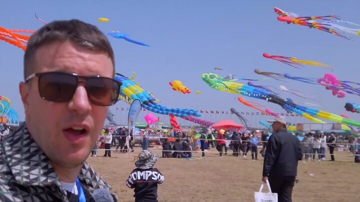 What can fly into the sky in Weifang? A British guy checked in at a kite festival: It’s real!