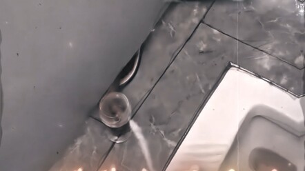 Ly rượu vang rung lắc