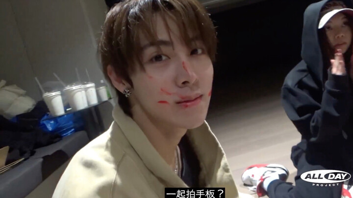 ADP全员给Woochan(aka santa)过生日 看到礼物是lv眼睛是亮的