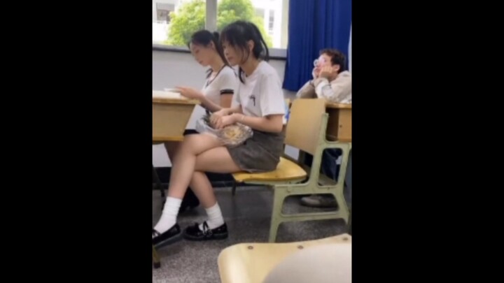 【Funny Videos】That female college student is ridiculous