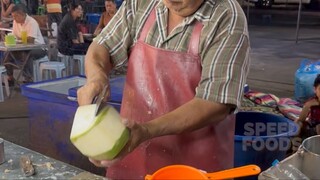 Grandpa coconut cutting Skills - thai street food | 爺爺切椰子的技巧－泰國街頭美食