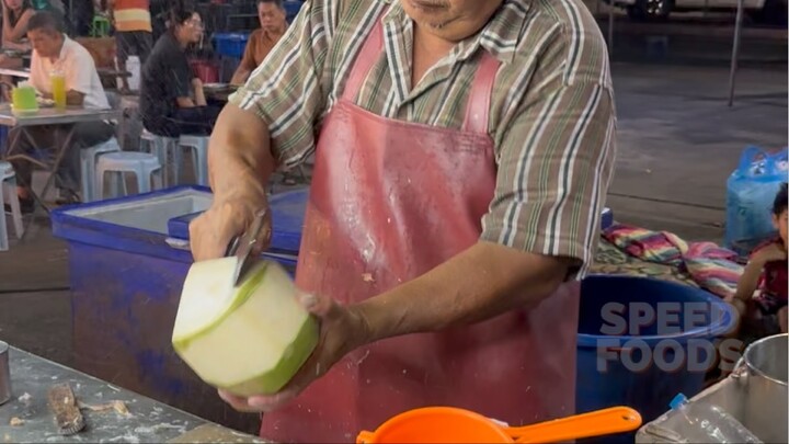 Grandpa coconut cutting Skills - thai street food | 爺爺切椰子的技巧－泰國街頭美食