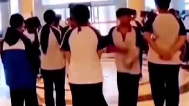 تحدد إحدى المدارس أن يرتدي الطلاب الزيّ المدرسي الموحَّد، بل ويحملوا أيضًا حذاءً قماشيًا متعدد الطبق