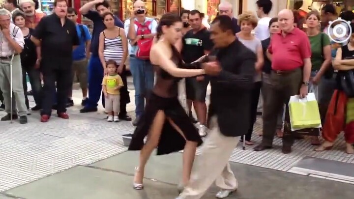 A casual and atmospheric street tango performance, the classic "Por Una Cabeza" (one step away)