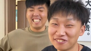 Bạn cùng phòng của tôi nhìn vào sách hướng dẫn chơi cờ và rất tự tin rằng anh ấy sẽ đánh bại tôi, nh