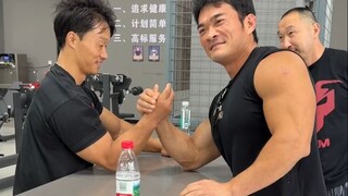 和张迎春切磋一下腕力，看看自己的差距有多大？