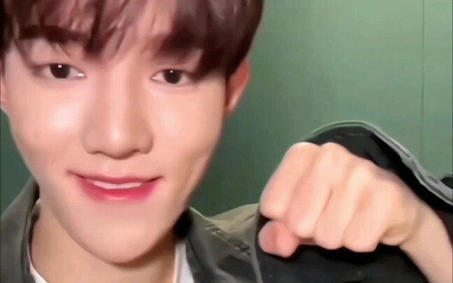 [Zhang Hao] Realizes he’s been tricked by fans into being called “wife,” then hits back with a playf