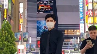 The man in suit dances to Gohard in Kabukicho