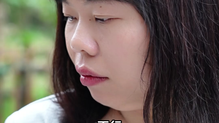 Orang berani duluan yang menikmati keseruan musim panas! Bikin es pakai kelapa tuh mantap banget~