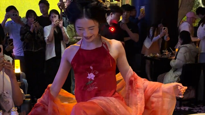 Zhezhe’s little expressions while dancing are so cute!!!