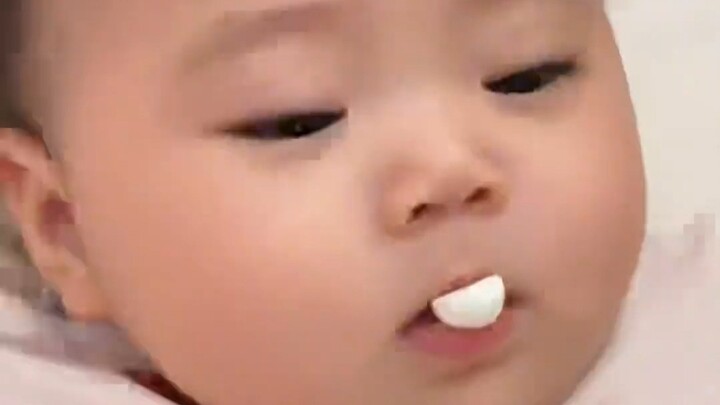 The baby really wants to eat it but can’t reach it—so impatient! Did he forget he has hands?