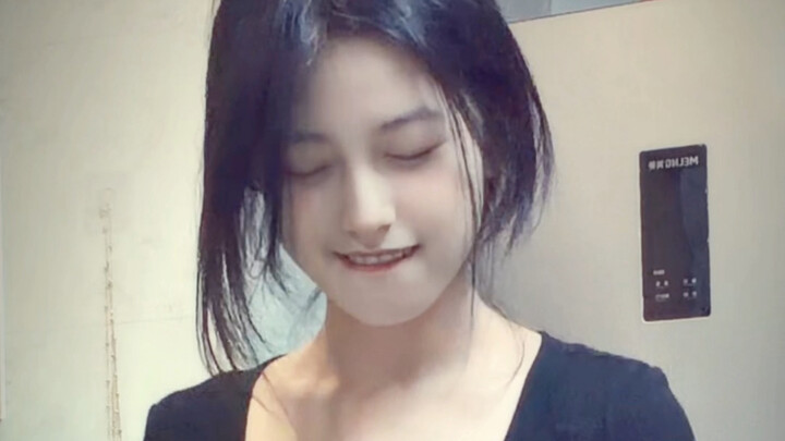 Một mình ở nhà lắc lư qua lại