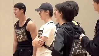 Mọi người đều sửng sốt...