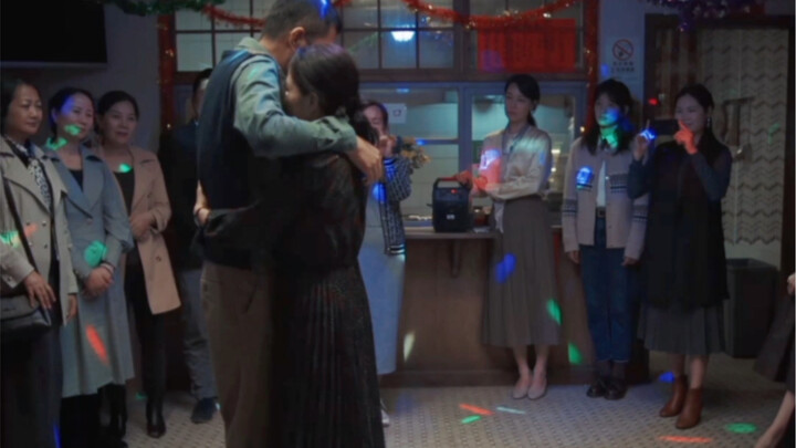 【ซานเยว่ได้งานใหม่】ภรรยาตามหาคนรักครั้งแรกเพื่อรำลึกถึงวัยเยาว์และเต้นรำด้วยกัน ตามความฝันสุดท้ายของ