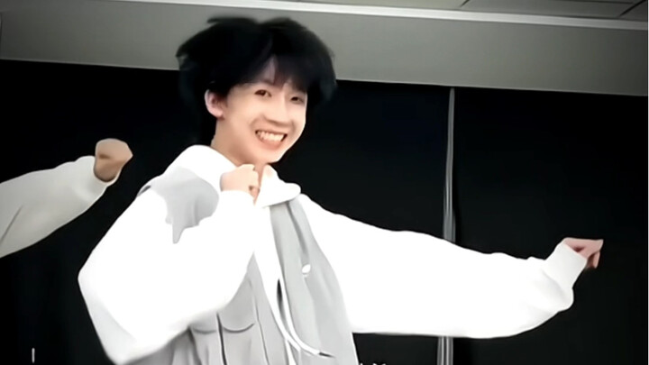 【杨博文】跳个女团舞笑得合不拢嘴我就知道你爱跳！！！