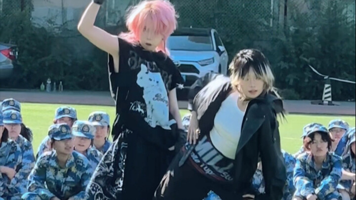 【Tiểu C】Nhảy bài Famous + Killin’ It Girl trước các tân sinh