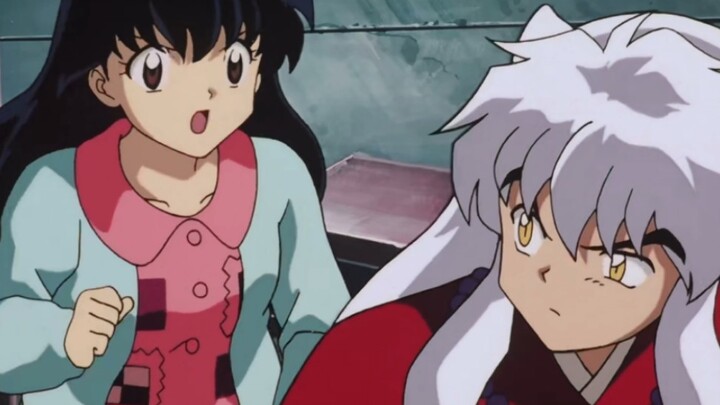 InuYasha carries his girlfriend Weiwei on one shoulder, showing his boyfriend power