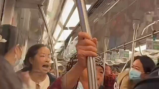 شجار وضرب في مترو نانجينغ، أسرع الأفراد غير المشاركين في القتال بالانسحاب.