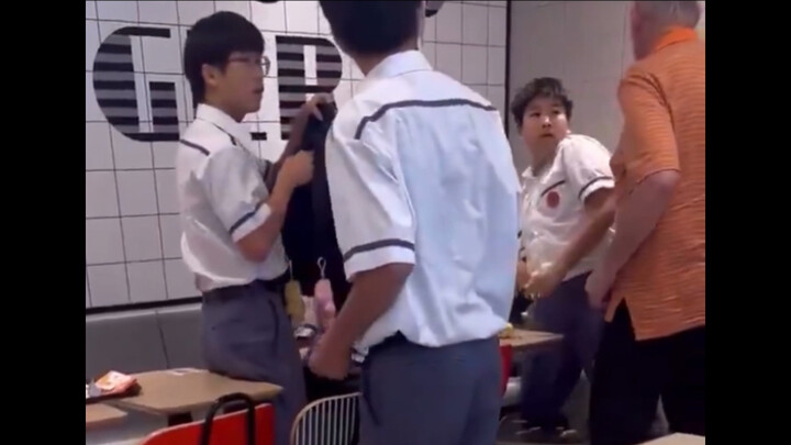 Tại một cửa hàng McDonald’s ở Hồng Kông, một cụ ông chứng kiến một cậu bé bị bắt nạt đã ra tay đánh 