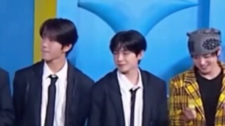 การโต้ตอบระหว่างลูกสุนัขกับพี่ชายทำให้ผู้คนรู้สึกใจอ่อน
